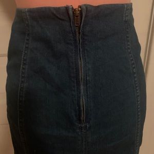 Fitted denim skirt